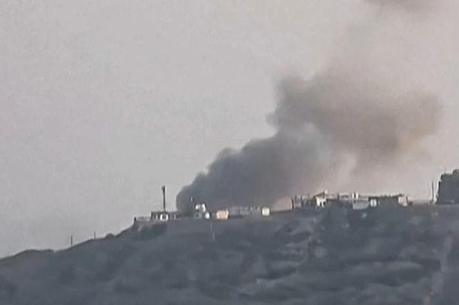 Cette capture d’écran, tirée d’une vidéo publiée sur les réseaux sociaux le 15 octobre 2026, montre de la fumée due à un missile tiré par les houthistes contre le palais présidentiel du gouvernement yéménite, à Aden (Yémen). - AFP