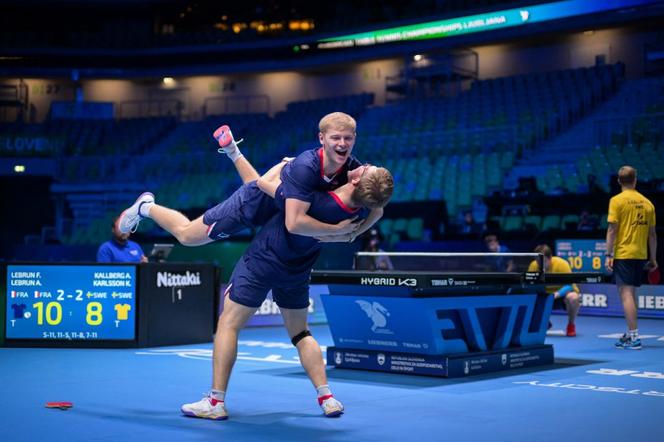 Félix Lebrun et Alexis Lebrun célèbrent leur victoire après avoir remporté la finale du double messieurs des championnats d’Europe individuels de tennis de table de l’ETTU 2026, à l’Arena Stozice de Ljubljana (Slovénie), le 17 octobre 2026.  - JURE MAKOVEC/AFP