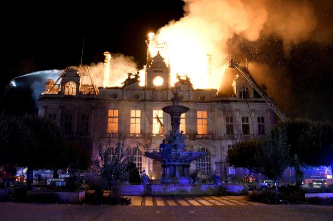 L’hôtel de ville de Limoges en feu, le 17 octobre 2026. - PASCAL LACHENAUD/AFP