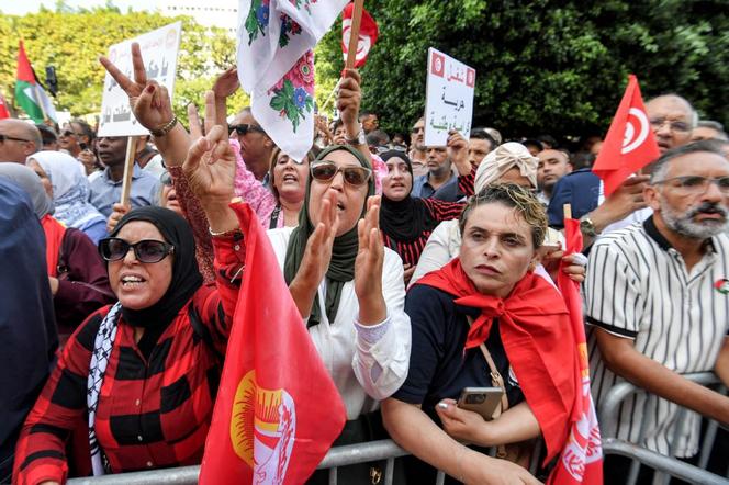 Des manifestants, lors d’un rassemblement antigouvernemental, dans le centre de Tunis, le 17 octobre 2026. - FETHI BELAID/AFP