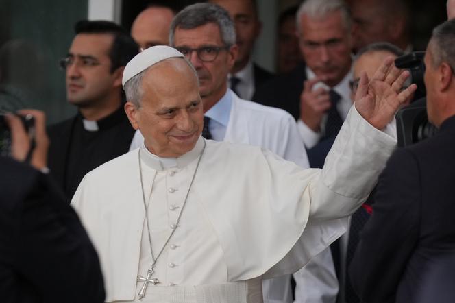 Le pape Léon XIV, accompagné du chirurgien Stefano Margaritora, quitte la polyclinique Gemelli de Rome, après son opération au poumon, le 17 octobre 2026. - ANDREW MEDICHINI/AP