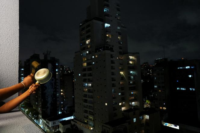 Une personne frappe sur une casserole en signe de protestation contre le candidat à la présidence brésilienne Flavio Bolsonaro, du Parti libéral, à Sao Paulo, au Brésil, le 16 octobre 2026.  - ALEXANDRE MENEGHINI/REUTERS