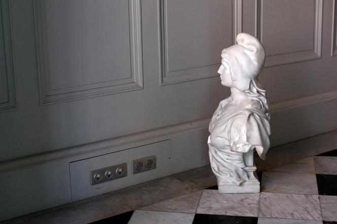 Une statue de Marianne endommagée par des manifestants lors du saccage de l’hôtel de ville de Marseille, samedi 17 octobre 2026. - MANON CRUZ/REUTERS