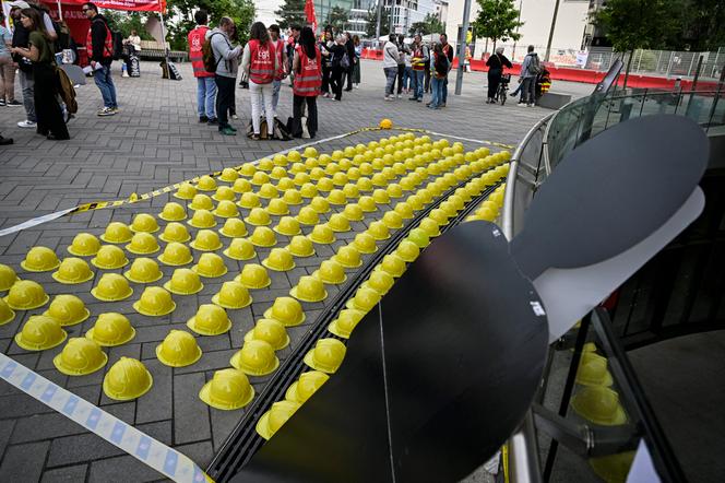 Lors d’une opération de sensibilisation aux accidents du travail organisée par la CGT, devant la gare de la Part-Dieu, à Lyon, le 28 avril 2026. - MAXIME JEGAT/« LE PROGRES »/MAXPPP