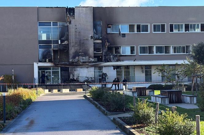 La façade calcinée de l’entrée du bâtiment « Michel Serres » de la Faculté des lettres de l’Université de Rouen, le 17 octobre 2026. - MANUEL SANSON/AFP