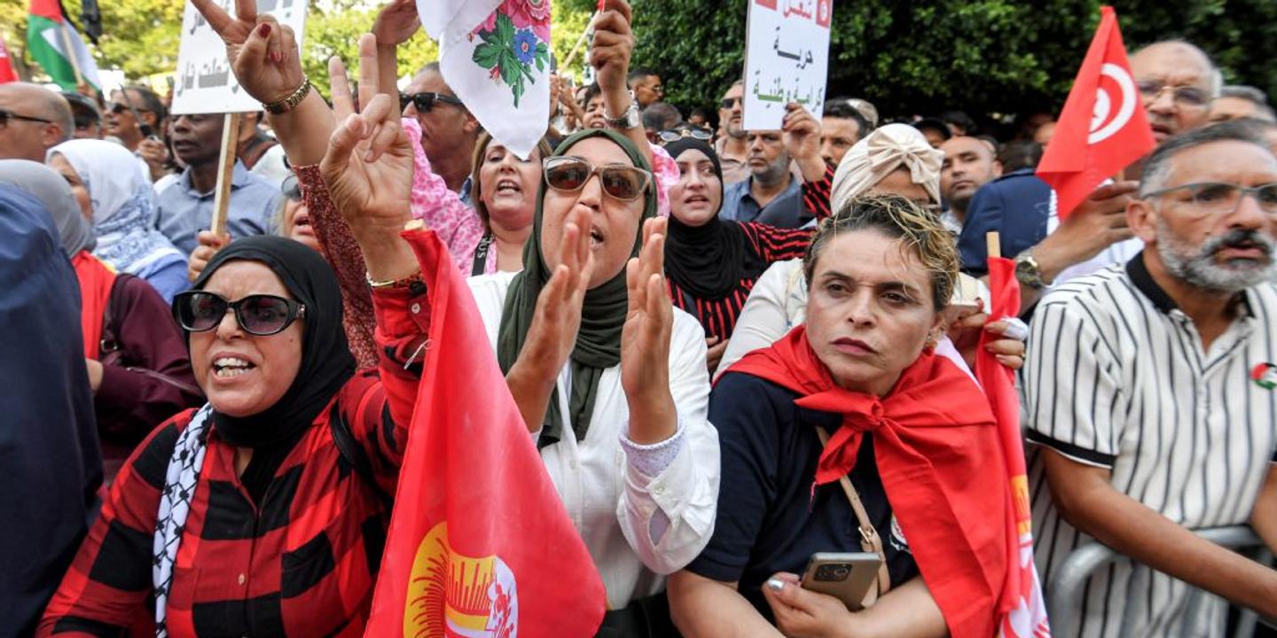 En Tunisie, plusieurs milliers de personnes ont manifesté samedi dans les rues de la capitale, malgré la répression du régime de Kaïs Saïed