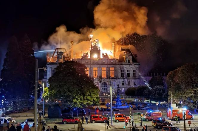 La mairie de Limoges incendiée, le 17 octobre 2026. - MELAINE PAYZAL/UGC/AFP