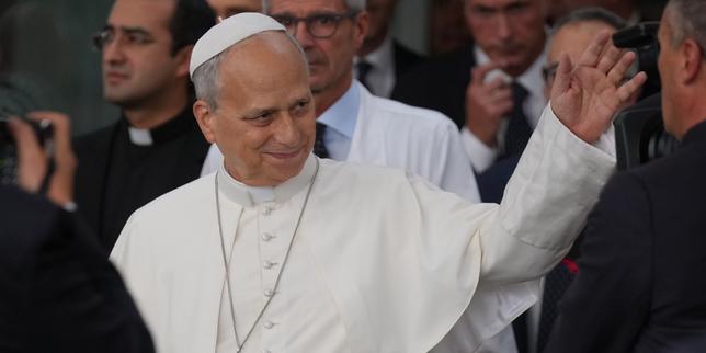 Smiling pope returns to Vatican after cancer surgery