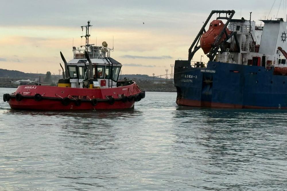 Le navire cargo « Chelsea 3 », de propriété ukrainienne et battant pavillon maltais, remorqué jusqu’au port de Burgas (Bulgarie), le 17 octobre 2026, après avoir été visé par des drones en mer Noire. - HANDOUT/AFP