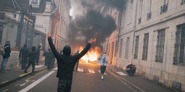 Mobilisation du 17 octobre : Emmanuel Macron dénonce les « semeurs de chaos qui ne cherchent qu’à abattre nos institutions », après des scènes de saccage dans plusieurs villes
