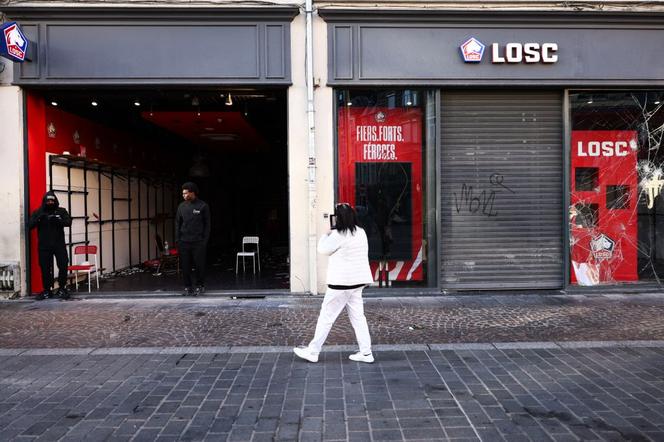 Devant le magasin du club de football LOSC, à Lille, le 17 octobre 2026. - SAMEER AL-DOUMY/AFP