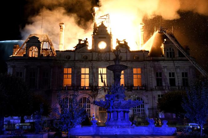 L’incendie de la mairie de Limoges, à Limoges, le 17 octobre 2026. (Photo de PASCAL LACHENAUD/AFP) - PASCAL LACHENAUD/AFP