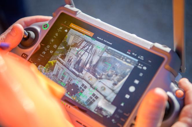 Un pompier observe, sur l’écran de son drone, l’étendue des dégâts causés par l’incendie de la mairie de Limoges, le 18 octobre 2026. - THIERRY LAPORTE POUR « LE MONDE »