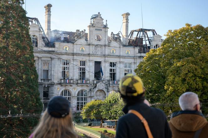 L’hôtel de ville de Limoges ravagé par un incendie, au lendemain de la journée du 17 octobre. - THIERRY LAPORTE POUR « LE MONDE »