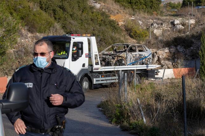 Des policiers enquêtent à l’endroit où ont été retrouvés les corps calcinés de Brahim Chabane et Réda Khaldi, dans une voiture aux Pennes-Mirabeau, près de Marseille, le 29 décembre 2020.  - SPEICH FREDERIC/« LA PROVENCE »/MAXPPP