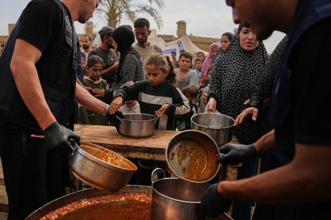 Distribution alimentaire fournie par le Programme alimentaire mondial, dans un camp de personnes déplacées à Deir Al-Balah, dans le centre de la bande de Gaza, le 18 octobre 2026. - ABDEL KAREEM HANA/AP