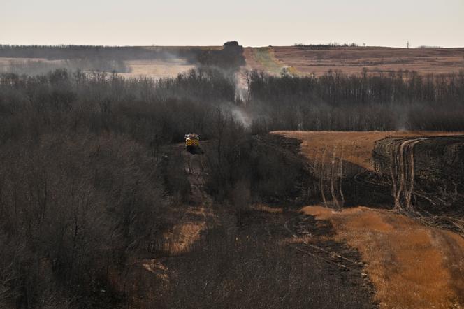 Des pompiers continuent de traiter des foyers résiduels, au lendemain d’un grave incident ayant provoqué un incendie qui a fait des morts et des blessés, à Wainwright, en Alberta (Canada), le 18 octobre 2026. REUTERS/Jennifer Gauthier - JENNIFER GAUTHIER/REUTERS