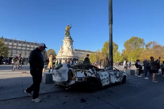 Les dégâts place de la République, à Paris, le lendemain de la mobilisation du 17 octobre.  - MARC BETTINELLI