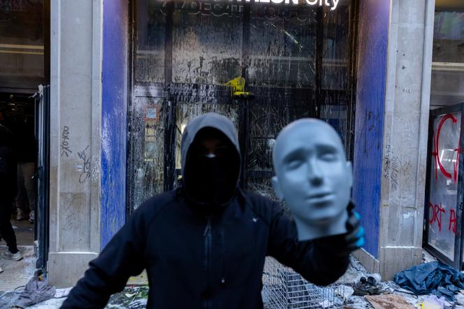 Scenes of vandalism and looting took place on the busy Rue Sainte-Catherine in Bordeaux on October 17, 2026. - MORGAN FACHE/DIVERGENCE FOR LE MONDE