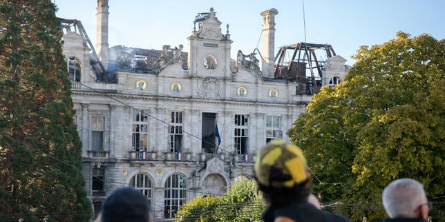 Après les saccages du 17 octobre, les maires, indignés, demandent des comptes