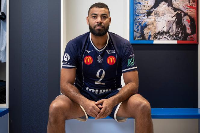 Earvin Ngapeth, dans le vestiaire de la salle Robert-Grenon, à Tours, le 17 octobre 2026. - CYRIL CHIGOT/DIVERGENCE POUR « LE MONDE »