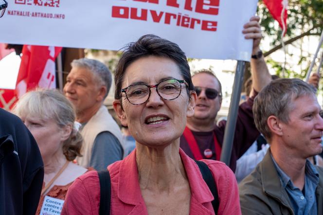 Nathalie Arthaud, porte-parole de Lutte ouvrière (LO), lors de la mobilisation lycéenne, à Paris, le 6 octobre 2026. - BABEY MARIE/MARIE BABEY/PINK/SAIF IMAGES