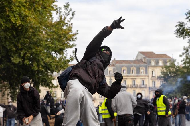 Confrontation entre les services de police et des manifestants à Bordeaux, le 17 octobre 2026.  - MORGAN FACHE/DIVERGENCE POUR « LE MONDE »