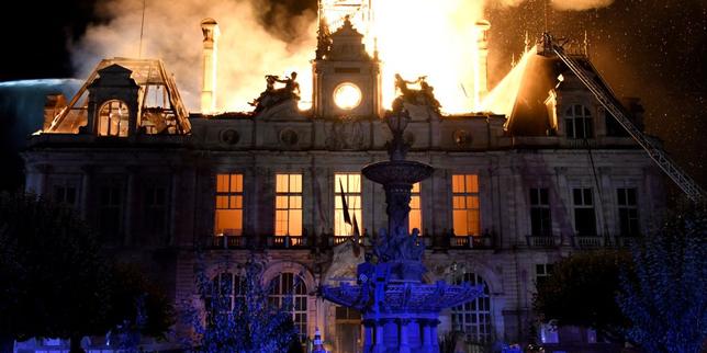 Manifestations du 17 octobre : retour en images sur l’incendie de l’hôtel de ville de Limoges