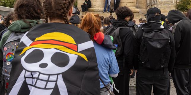 Les mangas, avec leurs figures rebelles et résilientes, s’invitent dans les manifestations