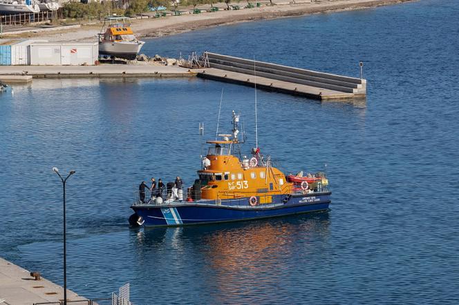Un navire des garde-côtes grecs, ayant pris part à une opération de recherche à la suite du naufrage d’une embarcations de migrants, à Samos (Grèce), le 19 octobre 2026. - SOFIANOS DRAPANIOTIS/REUTERS