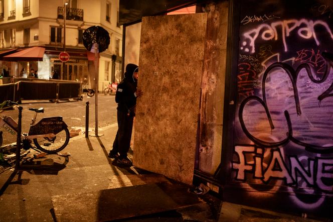 Un homme regarde à l'intérieur d’un Franprix qui a été pillé, à Paris, dans la nuit du 18 au 19 octobre 2026. - ADRIENNE SURPRENANT/MYOP POUR « LE MONDE »