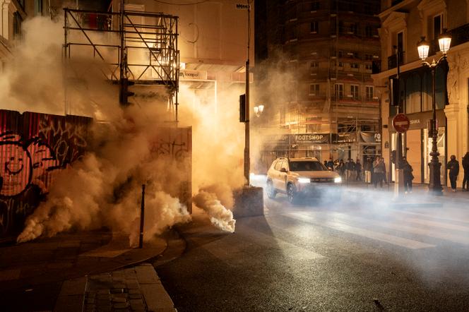 Des grenades lacrymogènes rue de Rivoli, à Paris, dans la nuit du 18 au 19 octobre 2026. - ADRIENNE SURPRENANT/MYOP POUR « LE MONDE »