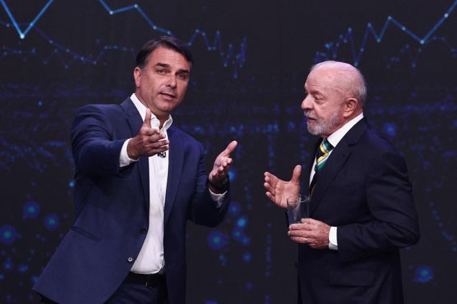 Les candidats à l’élection présidentielle brésilienne Flavio Bolsonaro et Luiz Inacio Lula da Silva, lors du débat d’entre-deux-tours de l’élection présidentielle, à Sao Paulo (Brésil), le 18 octobre 2026. - JEAN CARNIEL/REUTERS