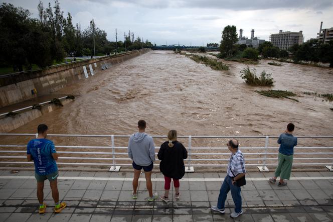 Le fleuve Besòs, en crue à la suite de pluies torrentielles, à Sant Adrià de Besòs (Espagne), le 4 octobre 2026. - JOSEP LAGO/AFP