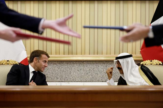 Le président français Emmanuel Macron et l’émir du Koweït, le cheikh Mechaal Al-Ahmad Al-Jaber Al-Sabah, assistent à une cérémonie de signature d’accords au palais Bayan, à Koweït City, le 19 octobre 2026.  - BENOIT TESSIER/REUTERS
