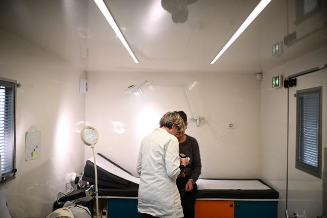 Une dermatologue mène une consultation dans un camion itinérant, à Lafox (Lot-et-Garonne), le 2 avril 2026. - CHRISTOPHE ARCHAMBAULT/AFP