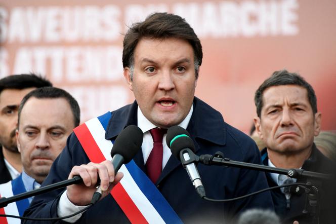Le maire Les Républicains de Limoges, Guillaume Guérin, le 18 octobre 2026, lors d’un rassemblement au lendemain de l’incendie qui a détruit l’hôtel de ville. - PASCAL LACHENAUD/AFP