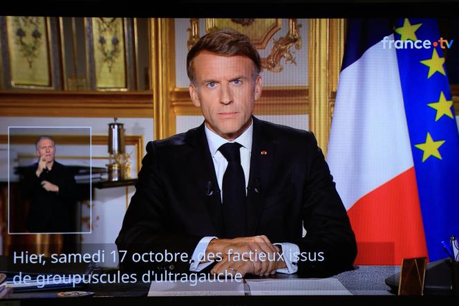 French President Emmanuel Macron addresses the nation from the Elysée Palace in Paris on October 18, 2026. - LUDOVIC MARIN/AFP