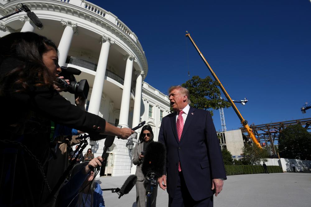 Donald Trump, devant les médias, à la Maison Blanche, à Washington, le 19 octobre 2026. - ALEX BRANDON/AP PHOTO