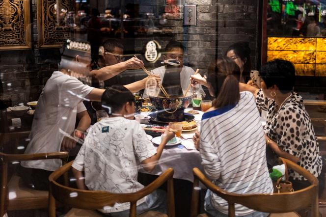 Un restaurant traditionnel  servant des  « hotpot » chinois à Pékin, en Chine, le 8 juillet 2026. - MAXIM SHEMETOV/REUTERS