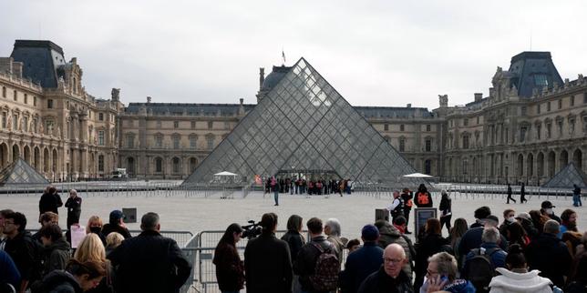 After October 17 violence, French tourism industry fears damage to country's appeal: 'My family in Brazil told me not to go to Paris'