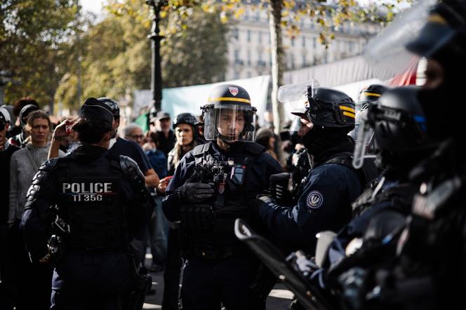 Law enforcement officers at Place de la République, in Paris, on Sunday, October 18, 2026. - KAMIL ZIHNIOGLU FOR LE MONDE