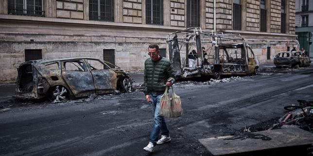 Fransa huzursuzlukla boğuşurken Paris ve diğer şehirlerde sokağa çıkma yasağı ilan edildi