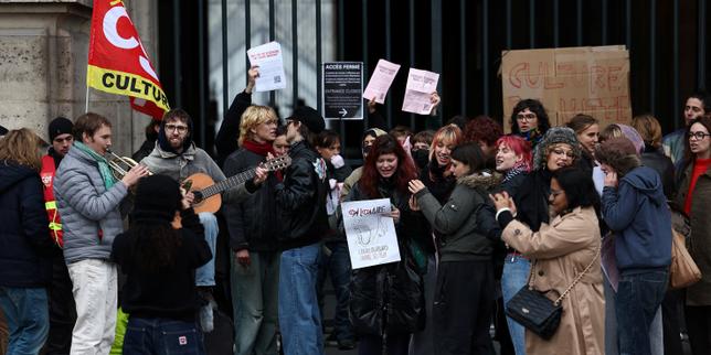 Students block Louvre, leading to sometimes tense exchanges with tourists