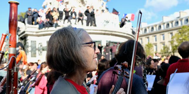 10月17日の動員を経て有名となった活動的なアンサンブル「新世界交響楽団（L’Orchestre du nouveau monde）」