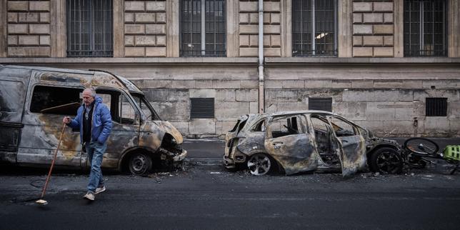 EN DIRECT, manifestations du 17 octobre : l’Etat « a été défaillant » selon le président du Medef ; un suspect interpellé pour l’incendie de la mairie de Limoges