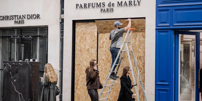 A Paris, récit d’une étrange semaine avec un hélicoptère bruyant, des habitants sonnés et des commerces qui se barricadent
