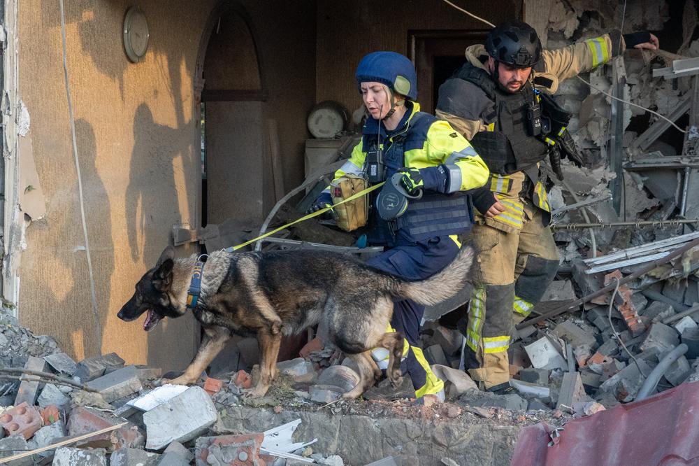 Des secouristes et un chien cherchent des victimes dans les décombres d’une maison, après une attaque aérienne russe à Kharkiv (Ukraine), le 20 octobre 2026. - ANDRII MARIENKO/AP