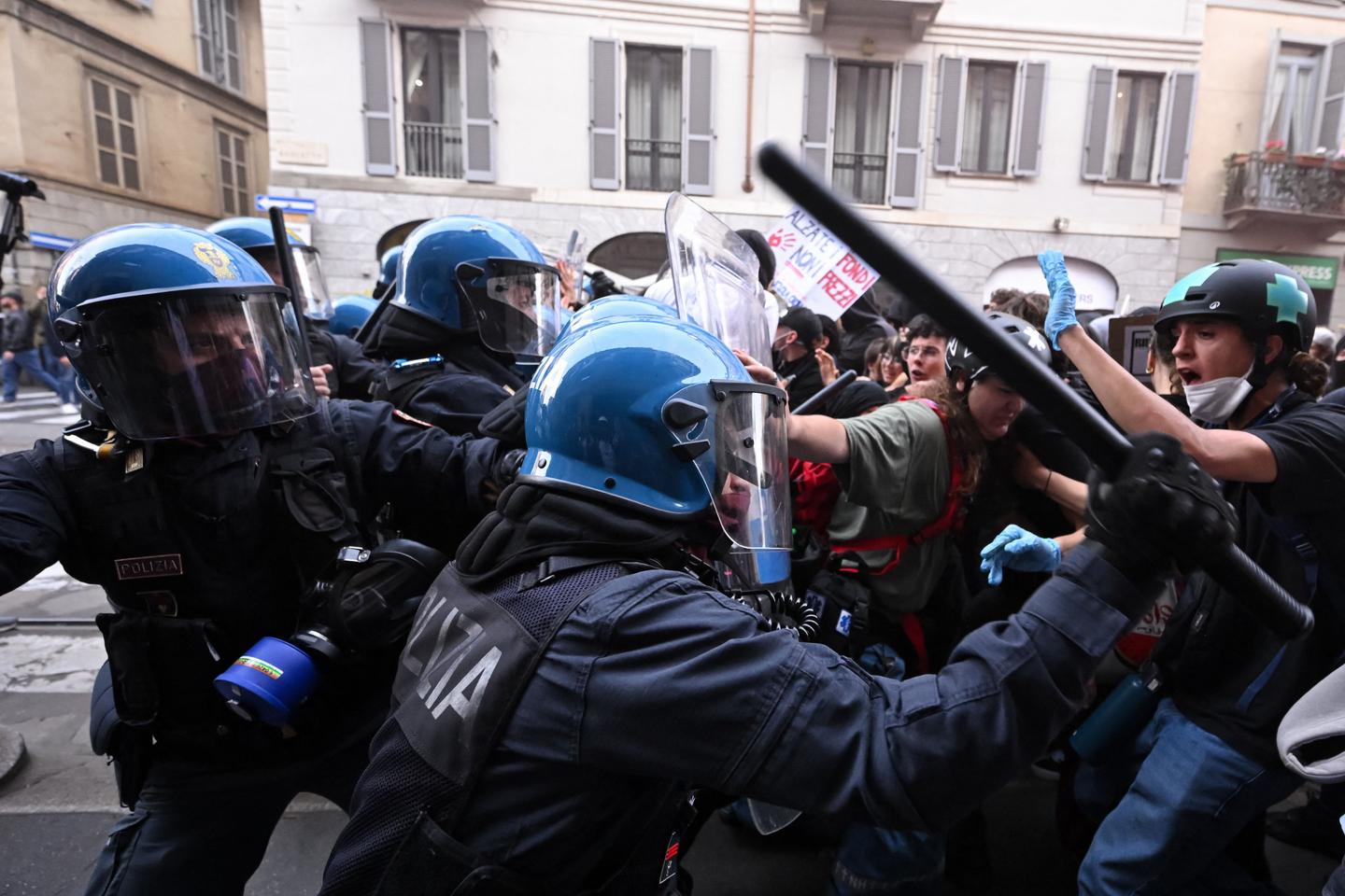 Giorgia Meloni déploie cinq cents militaires à Milan pour sécuriser la ville après de violentes émeutes.