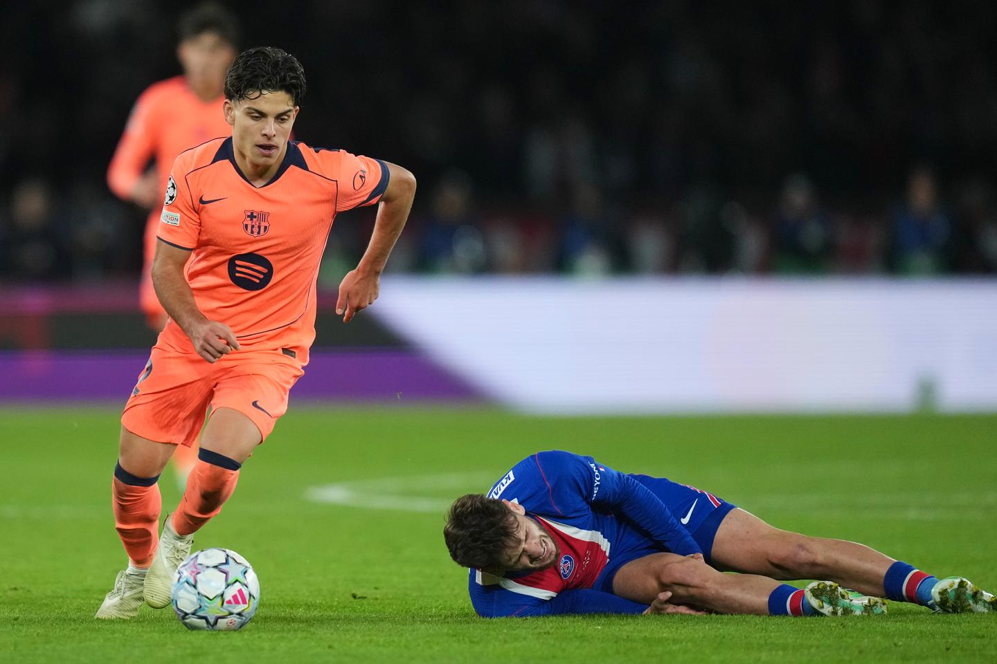 La saison de la star du PSG Kvaratskhelia incertaine après une rupture du LCA
